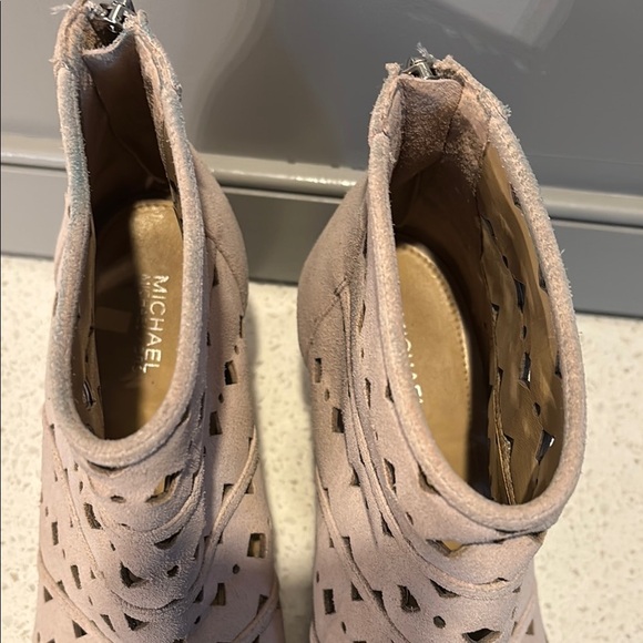 Michael Kors Uma Wedges Open Toe Ankle Boots Cement Suede Back Zipper Size 8.5 - Picture 3 of 9